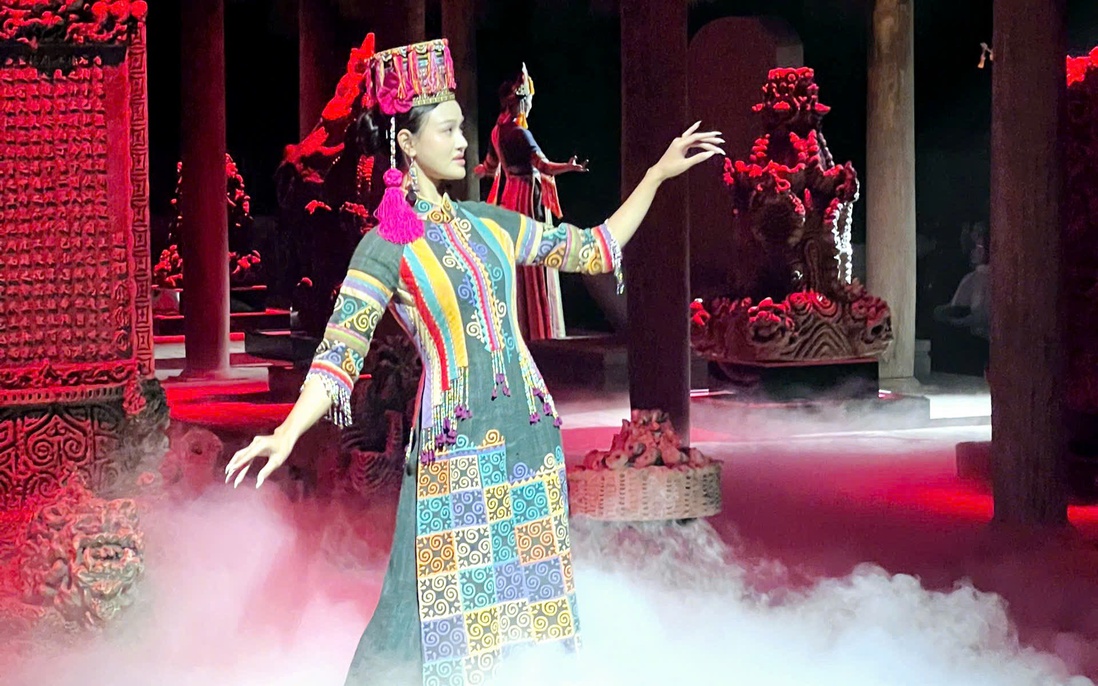 Trình diễn áo dài trong không gian gốm