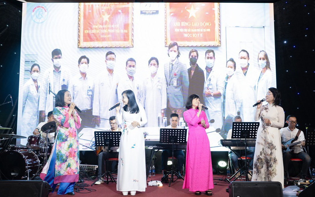 "Ca sĩ Blouse trắng" cùng hát để chia sẻ với bệnh nhân khó khăn