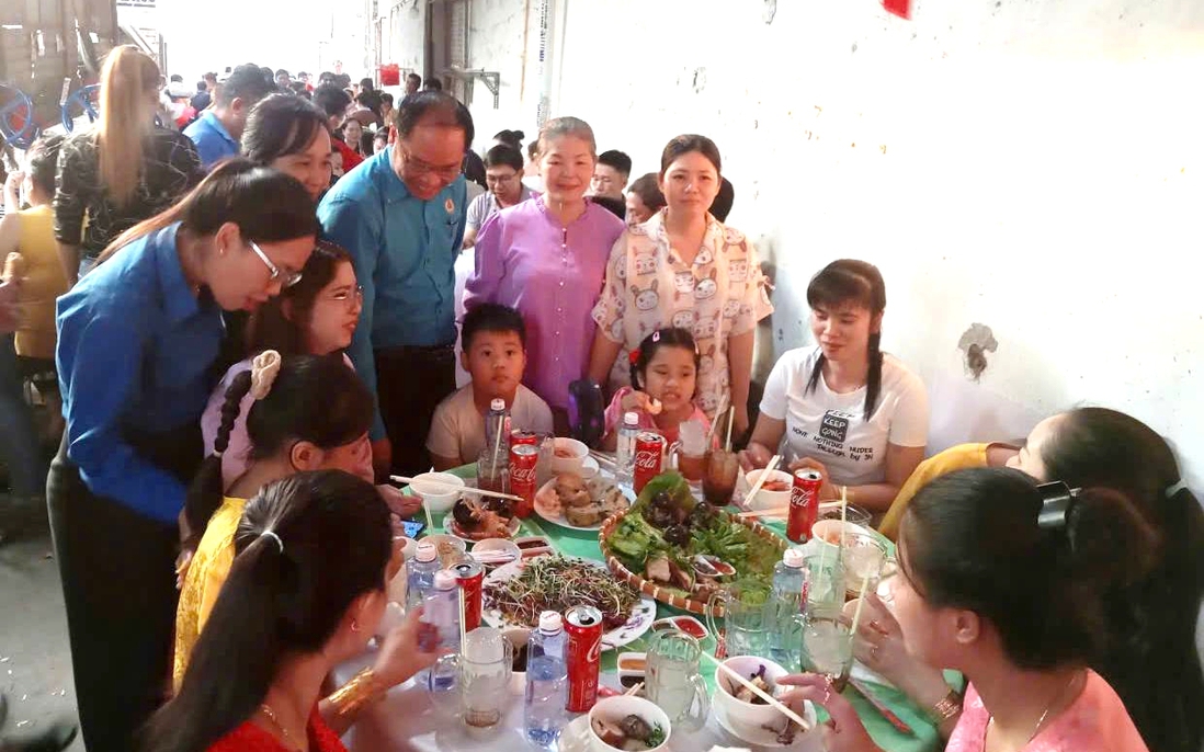 Ấm áp bữa cơm "Xuân đoàn kết - Tết nghĩa tình" tại khu trọ công nhân