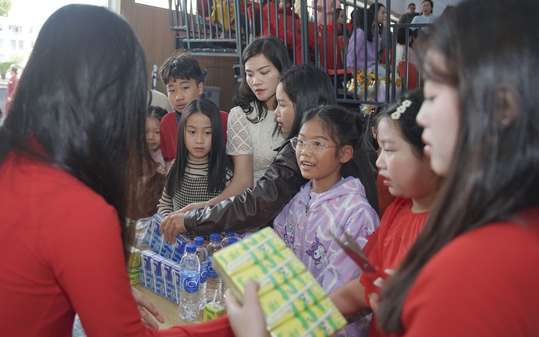 Vinamilk "tiếp năng lượng" cho hàng trăm thí sinh, khán giả tại Chung kết "MC Nhí - Micro Vàng"