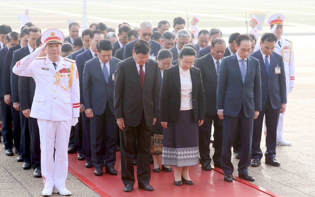 Tổng Bí thư, Chủ tịch nước Lào vào Lăng viếng Chủ tịch Hồ Chí Minh
