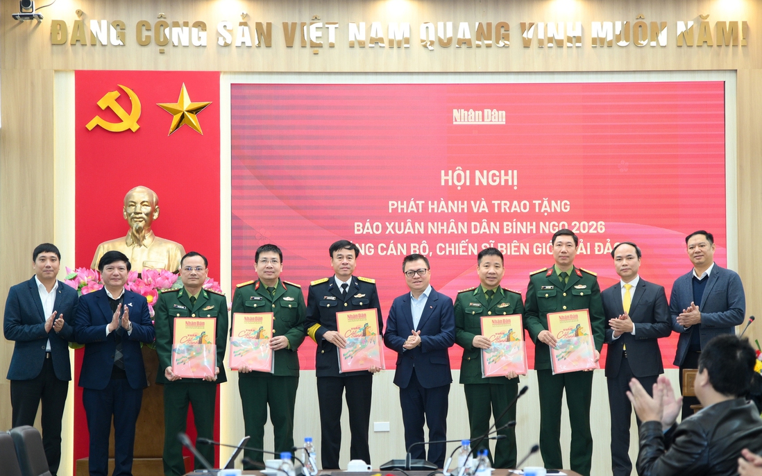 Trao tặng 40.000 tờ báo Xuân cho cán bộ, chiến sĩ biên giới, hải đảo