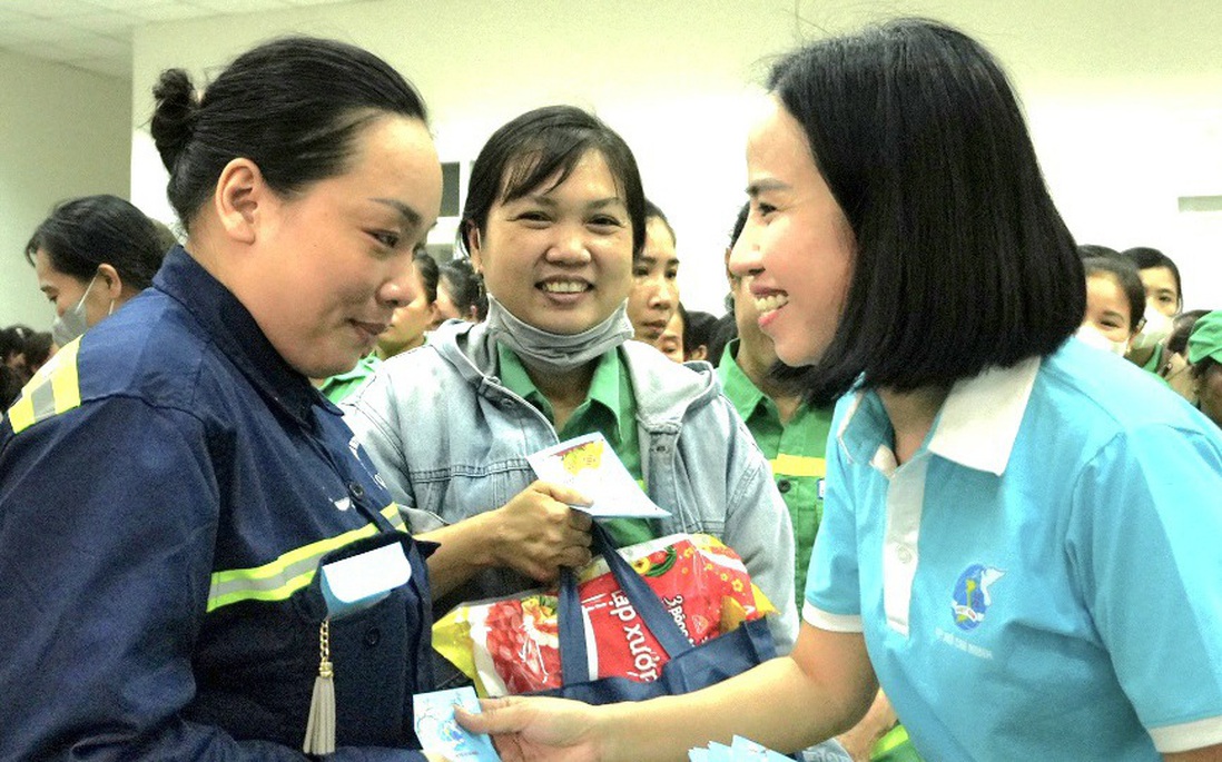 Hội LHPN TPHCM tặng 500 phần quà Tết cho nữ công nhân môi trường