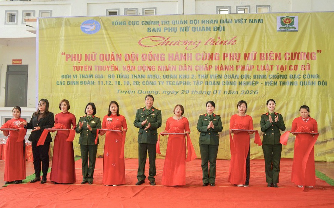 Phụ nữ Quân đội đồng hành cùng phụ nữ, trẻ em nghèo ở biên cương đón Xuân Bính Ngọ