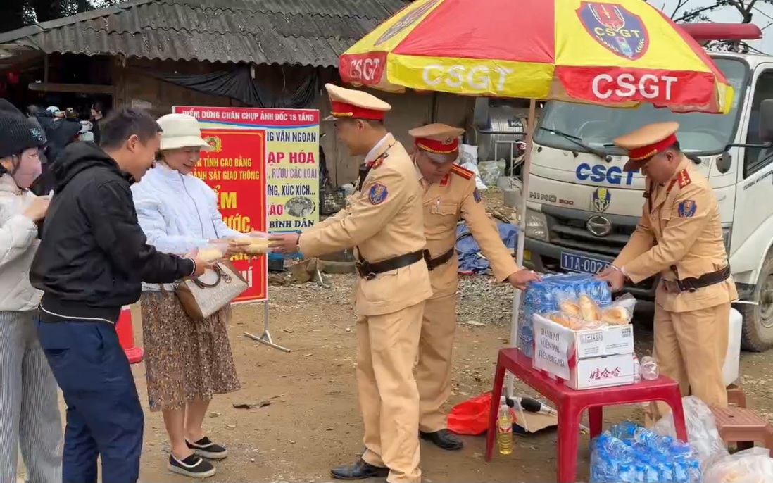 Cảnh sát giao thông Cao Bằng phát đồ ăn, ước uống, xăng miễn phí cho du khách