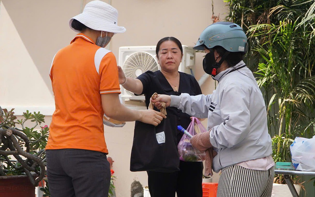 TPHCM: Trường dừng ăn bán trú, phụ huynh tất bật đưa đón con