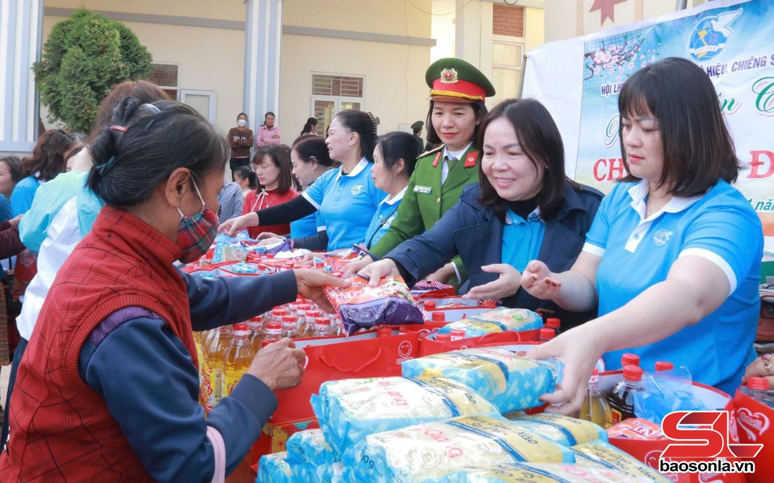 Hội LHPN tỉnh Sơn La mang Tết ấm về với phụ nữ biên cương Chiềng Sơn