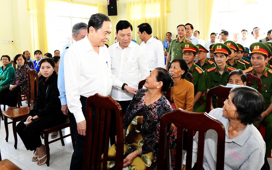 Chủ tịch Quốc hội tặng quà gia đình chính sách, hộ nghèo tại tỉnh Đồng Tháp