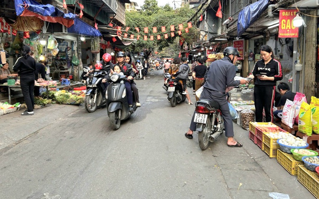 Hà Nội đến hạn dẹp 75 chợ cóc: Vỉa hè, lòng đường vẫn thành nơi bán hàng