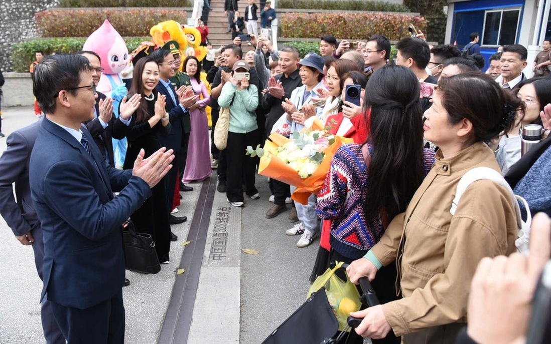 Hàng nghìn du khách xuất nhập cảnh qua cửa khẩu Lạng Sơn đầu năm