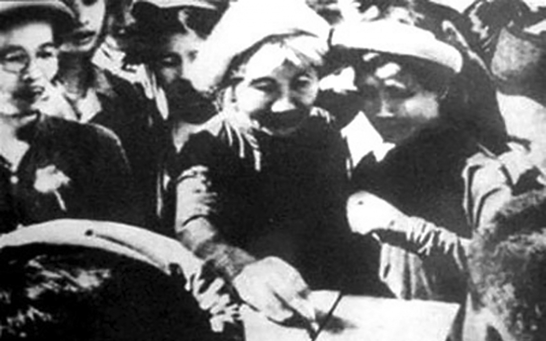 Phụ nữ Việt Nam bước vào nền dân chủ bằng lá phiếu công dân