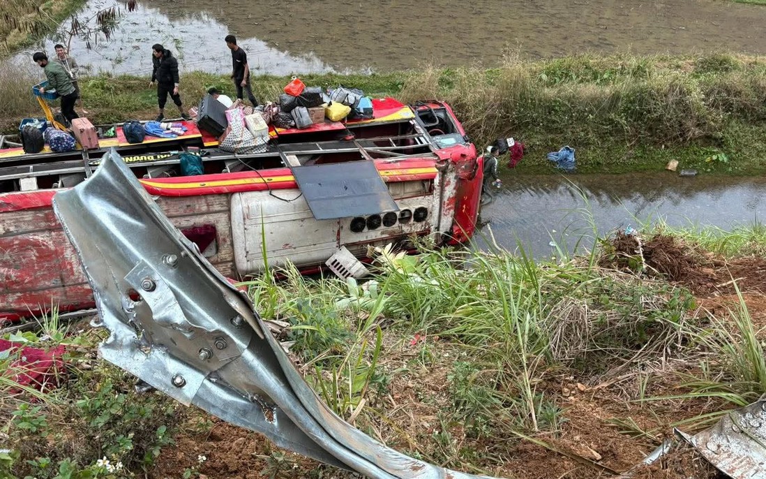 Vụ lật xe khách chở 22 người ở Sơn La: Tài xế khai do buồn ngủ nên mất lái