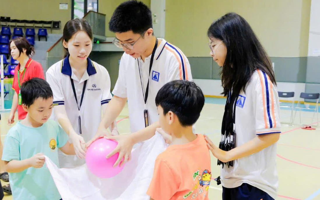 8-9/1: Ngày đổi giấy bảo vệ môi trường tại trường THPT chuyên Hà Nội - Amsterdam