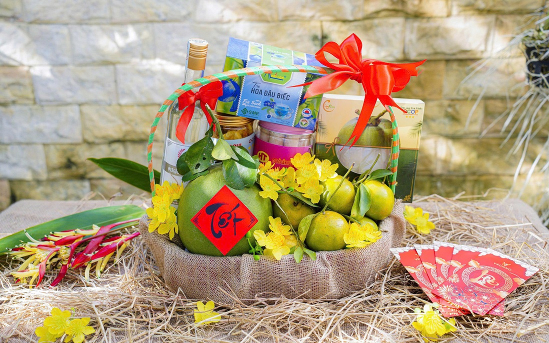 Phụ nữ Vĩnh Long quảng bá sản phẩm OCOP qua giỏ quà Tết
