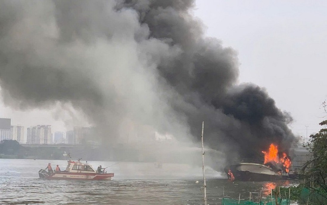 TPHCM: Du thuyền bốc cháy dữ dội trên sông Sài Gòn