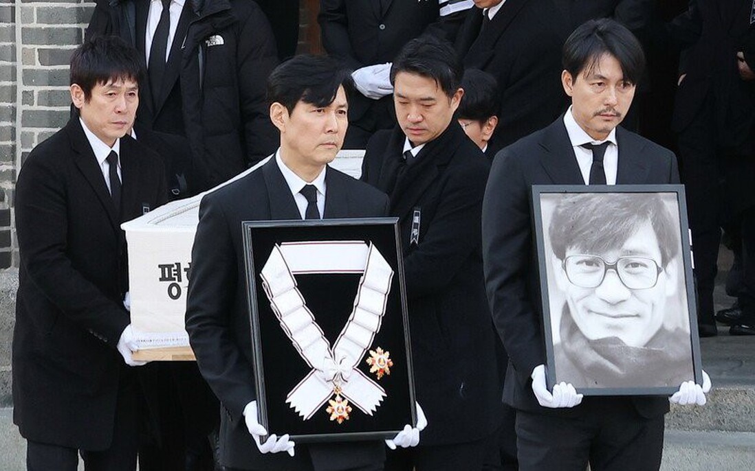 Lễ tang diễn viên Ahn Sung Ki: Hyun Bin mắt đỏ hoe, Lee Jung Jae trầm lặng bên linh cữu