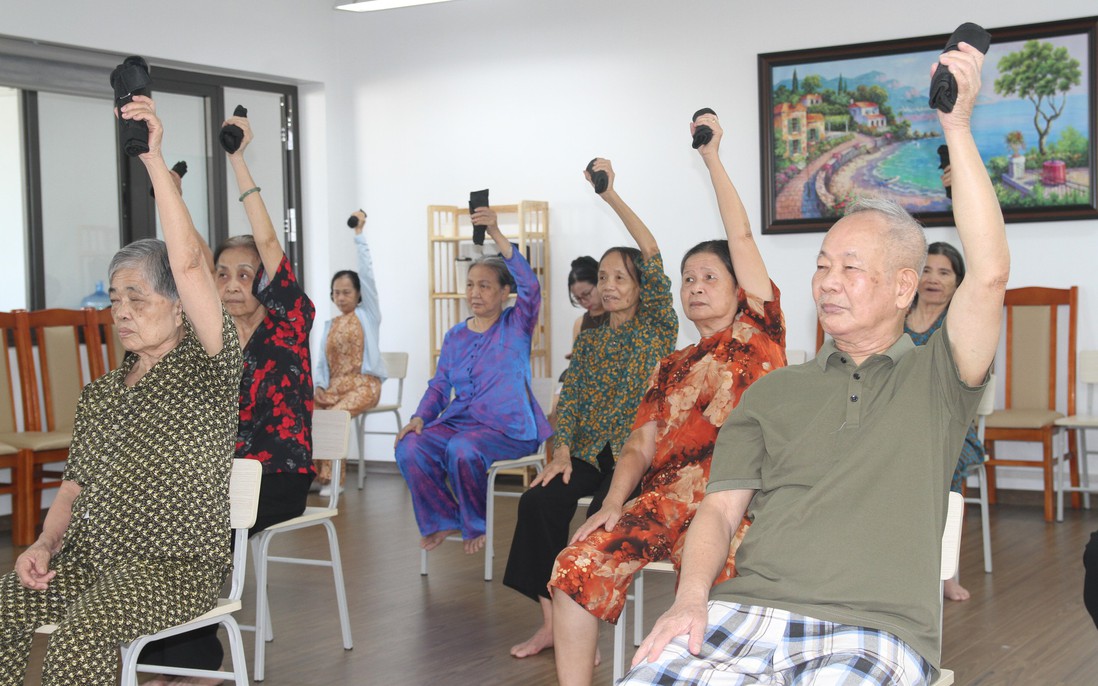 Người già “đi học”, hai thế hệ cùng vui
