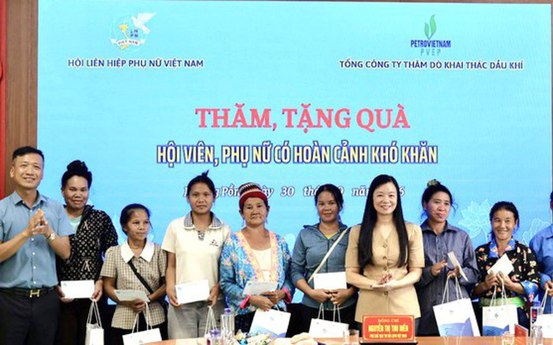 Hội LHPN Việt Nam trao 100 suất quà cho phụ nữ khó khăn ở Điện Biên