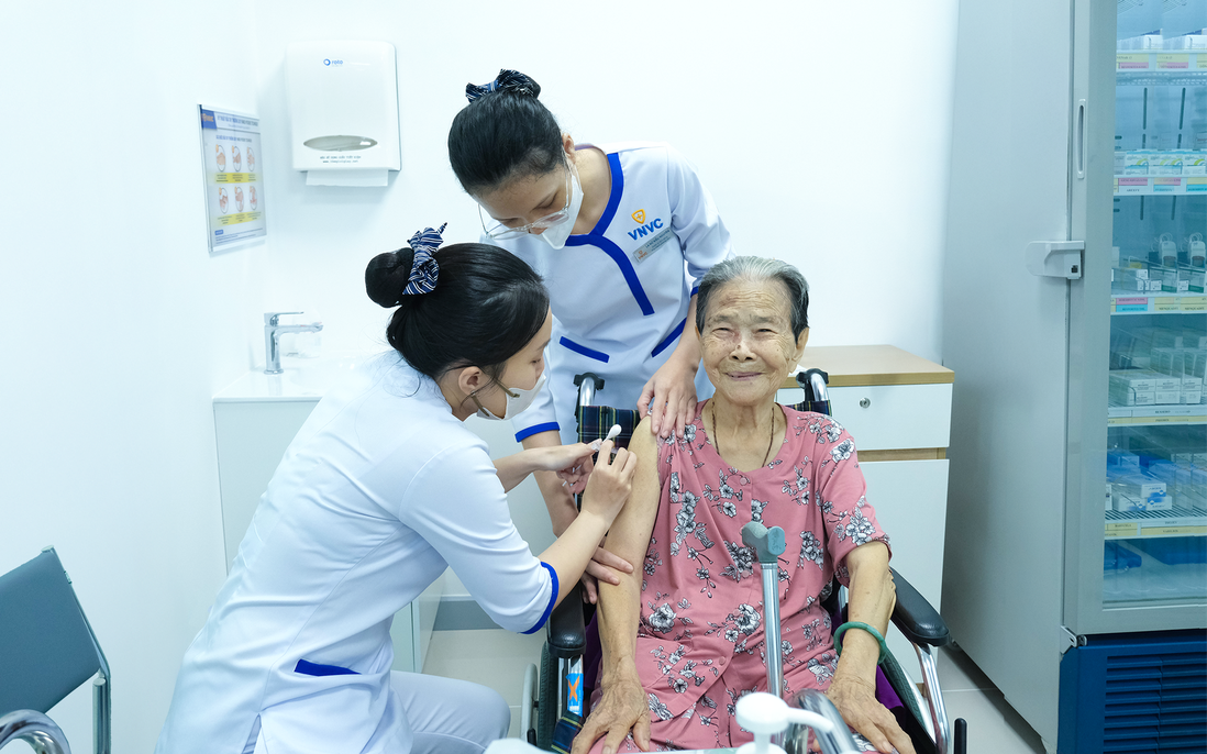 Trao tặng 10.000 liều vắc xin cúm cho người cao tuổi
