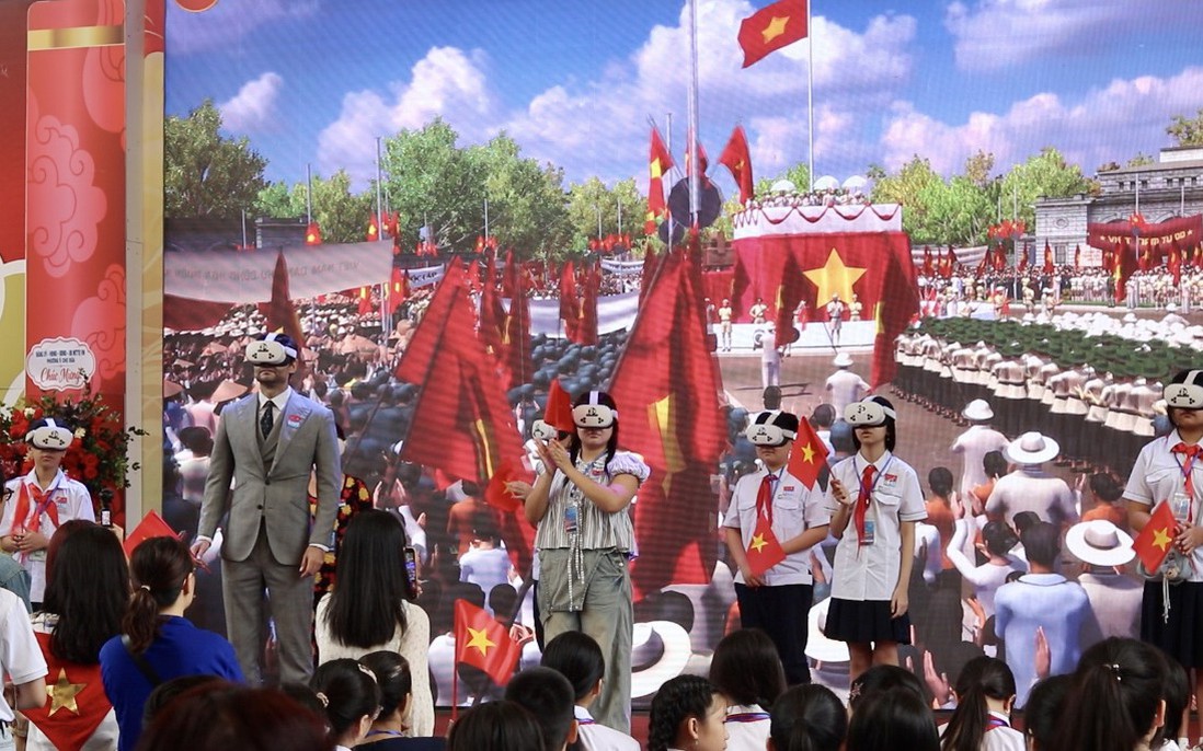 Người dân, du khách "xuyên không" về quảng trường Ba Đình ngày 2/9/1945 bằng kính thực tế ảo