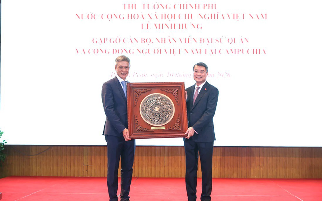 Prime Minister Le Minh Hung met Vietnamese community and representative agencies in Cambodia