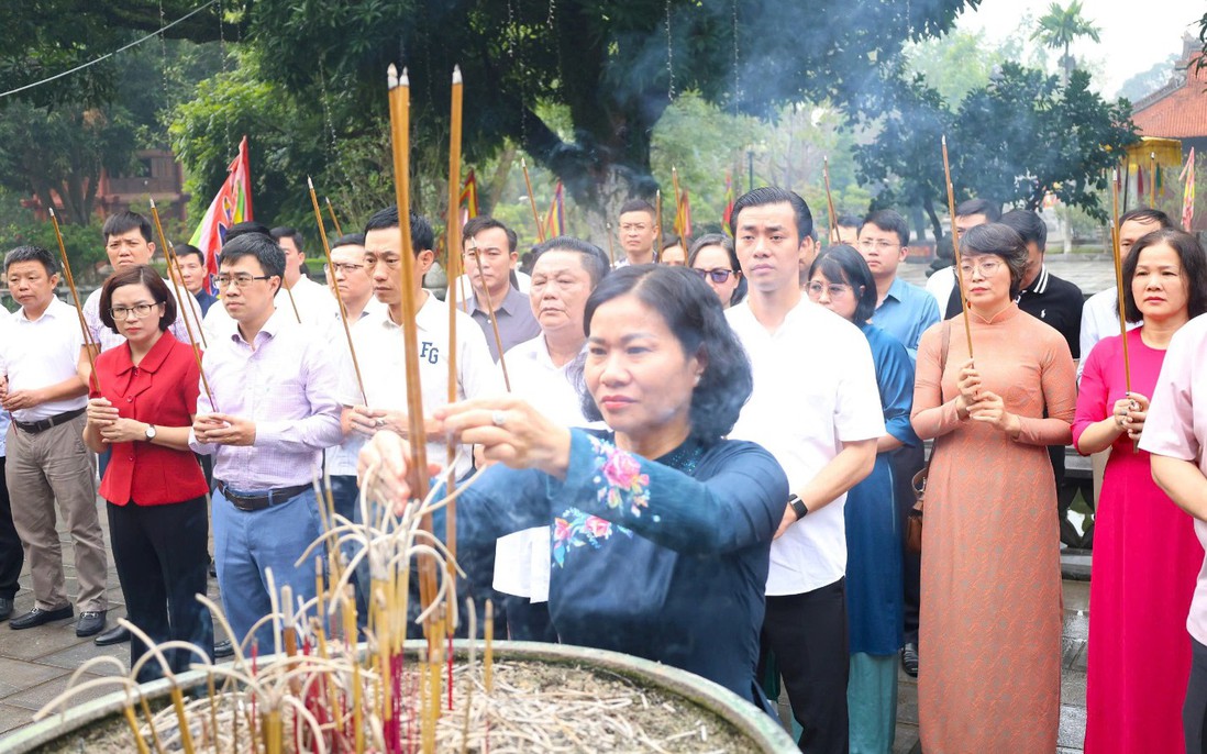 Đoàn công tác Cơ quan Đảng ủy Chính phủ dâng hương, tham quan Di tích lịch sử Quốc gia Đặc biệt Đền Hai Bà Trưng