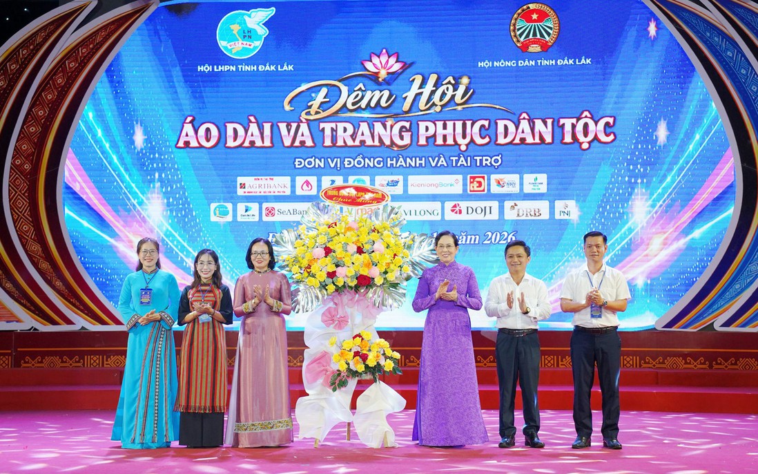 Chủ tịch Hội LHPN Việt Nam tham dự đêm hội Áo dài và Trang phục dân tộc tại Đắk Lắk