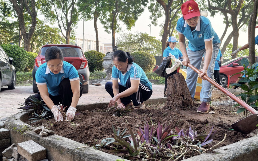 Phụ nữ phường Việt Hưng "hô biến" điểm đen rác thải thành vườn hoa