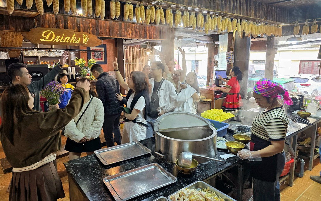Sa Pa: Phở ngô tráng tay hút khách giữa tiết trời se lạnh