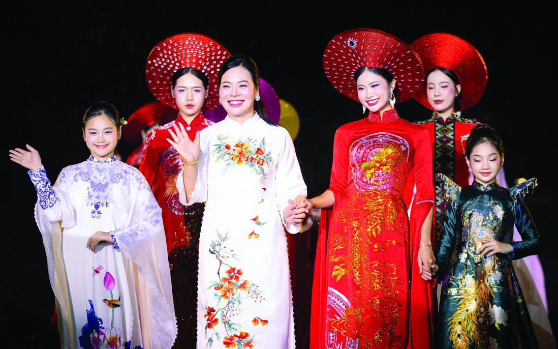 Làm thời trang bằng tình yêu với văn hóa Việt