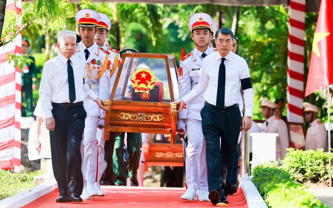 Trang nghiêm và xúc động Lễ viếng, truy điệu và an táng 731 hài cốt liệt sĩ tại Công viên Lê Thị Riêng