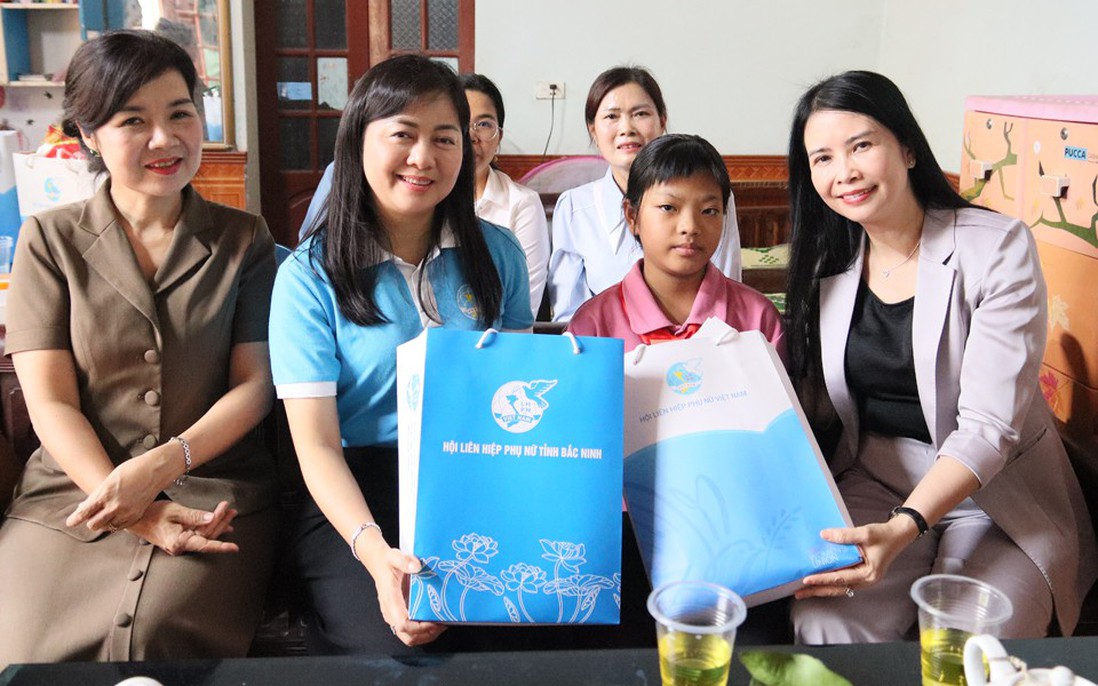 Phó Chủ tịch Thường trực Hội LHPN Việt Nam Trần Lan Phương nhận đỡ đầu nữ sinh có hoàn cảnh khó khăn