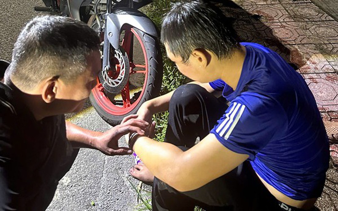 Đại úy Công an liều mình lao xuống sông Bồ cứu người tự tử lúc đêm vắng