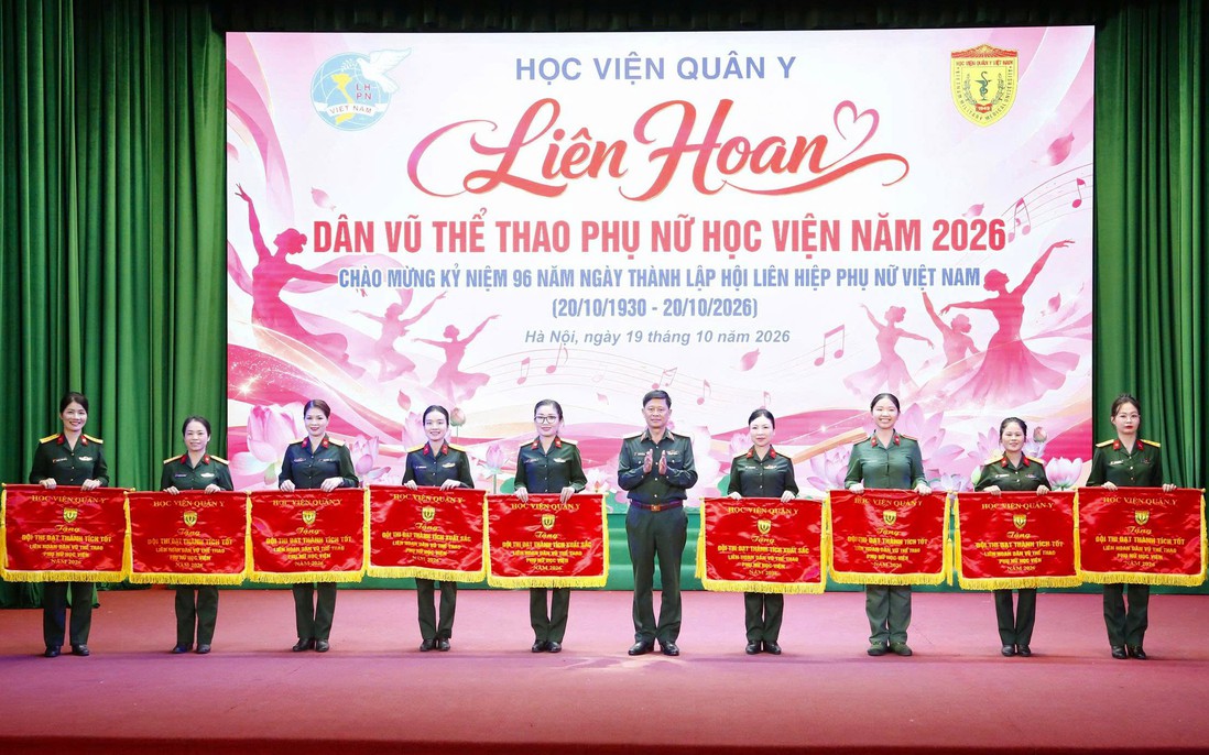 Phụ nữ Học viện Quân y phô diễn tài năng trong Liên hoan Dân vũ thể thao