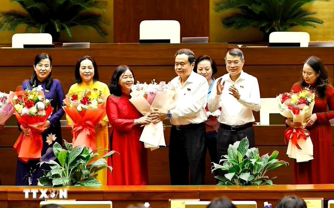 Thủ tướng Lê Minh Hưng và Chủ tịch Quốc hội Trần Thanh Mẫn gặp mặt nữ đại biểu Quốc hội khóa XVI