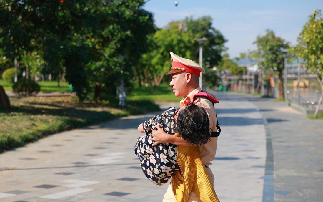Thượng tá Cảnh sát giao thông lao xuống sông Hương cứu người phụ nữ