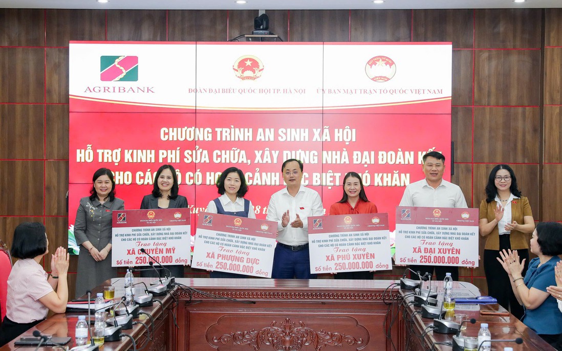 Agribank cùng Đoàn đại biểu Quốc hội thành phố Hà Nội trao 1 tỷ đồng hỗ trợ xây dựng Nhà Đại đoàn kết