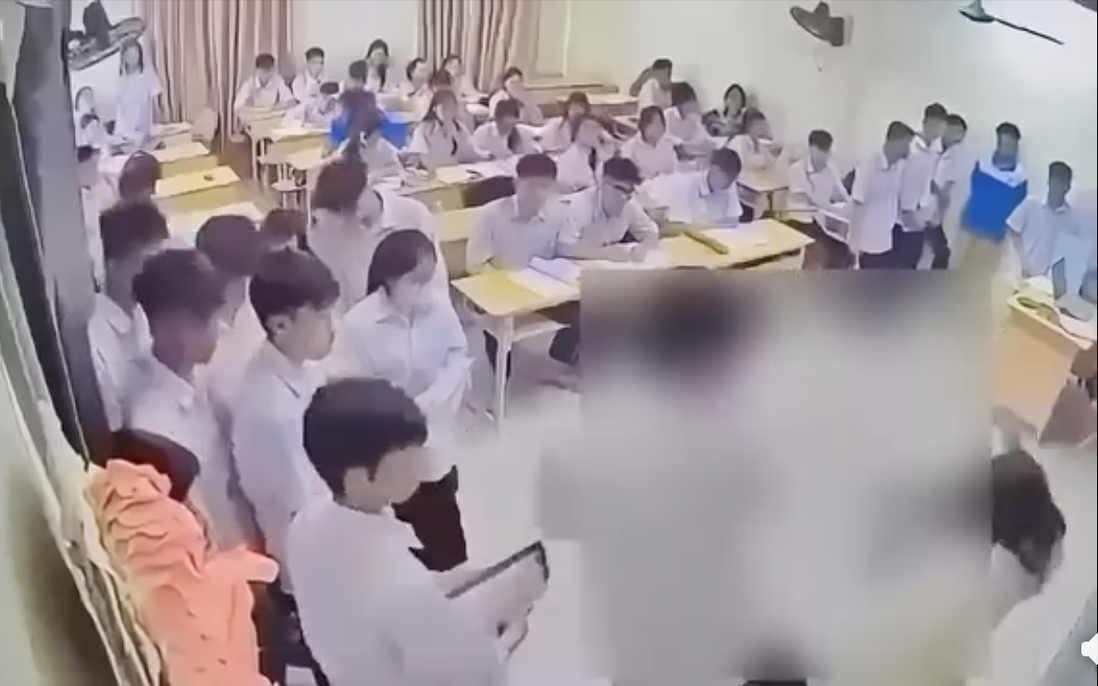 Bắt khẩn cấp nam sinh đánh cô giáo ngay trên bục giảng