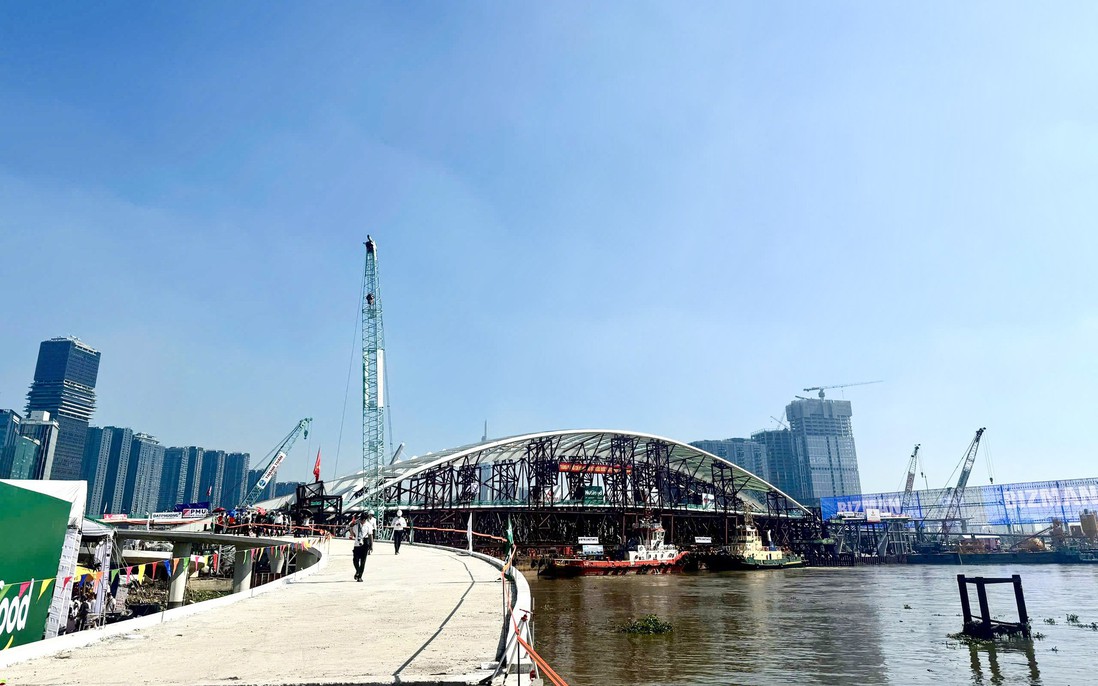 Hợp long cầu đi bộ ngàn tỷ bắc qua sông Sài Gòn