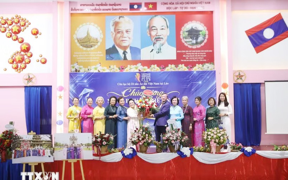Tà áo dài - nhịp cầu kết nối văn hóa Việt Nam-Lào