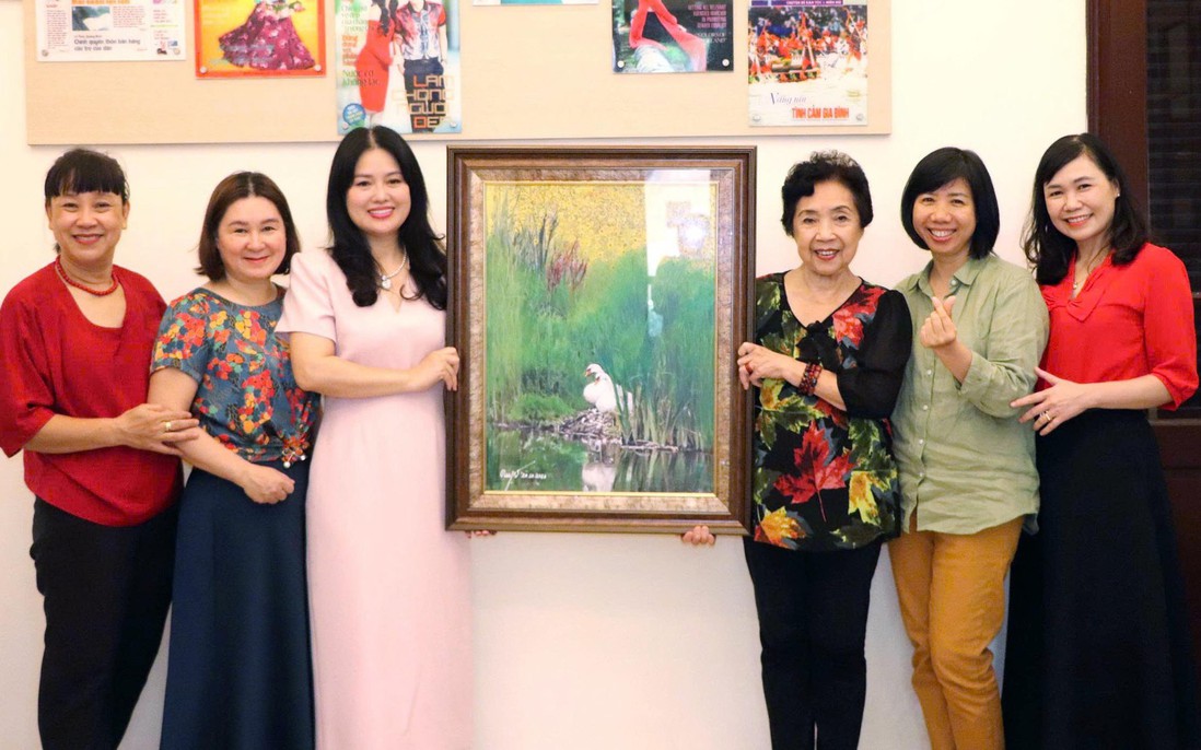 Tiến sĩ Thẩm Hoàng Điệp trao tranh để ủng hộ hoạt động thiện nguyện của Báo Phụ nữ Việt Nam