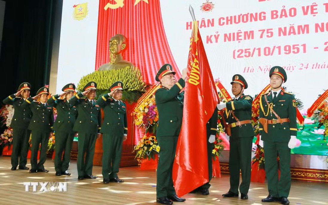 Học viện Chính trị đón nhận Huân chương Bảo vệ Tổ quốc hạng Nhất