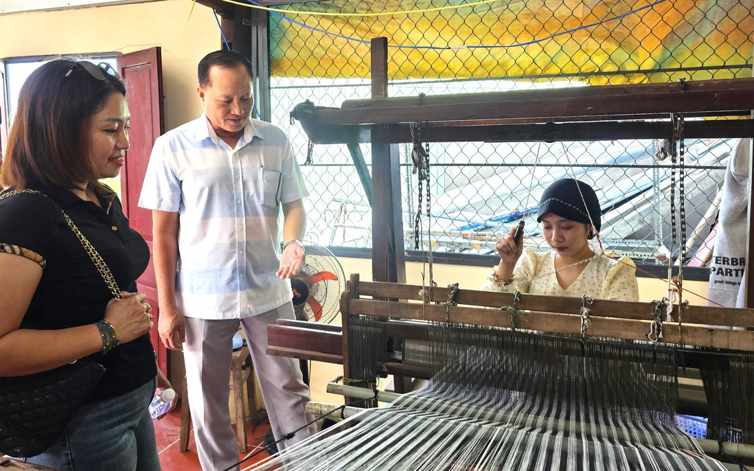 (67,68)- Phụ nữ Chăm ở An Giang miệt mài giữ gìn nghề dệt thổ cẩm