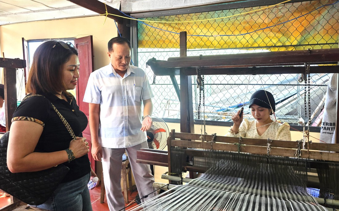 Phụ nữ Chăm – An Giang miệt mài giữ gìn nghề dệt thổ cẩm