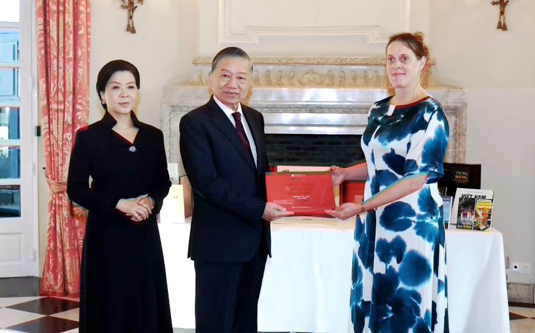 Tổng Bí thư, Chủ tịch nước Tô Lâm và Phu nhân thăm, tặng sách cho Thư viện Hoàng gia Bỉ