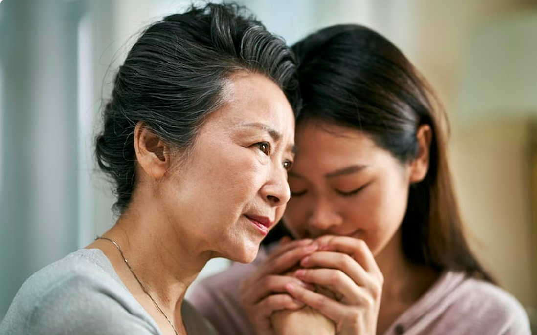 Chuyện đằng sau việc thuê người chăm sóc bố mẹ già ốm