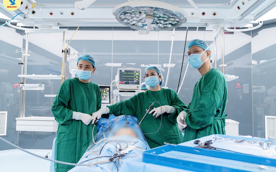 Nhập viện vì viêm dạ dày, người phụ nữ bất ngờ phát hiện 2 khối u “ẩn mình” ở buồng trứng 