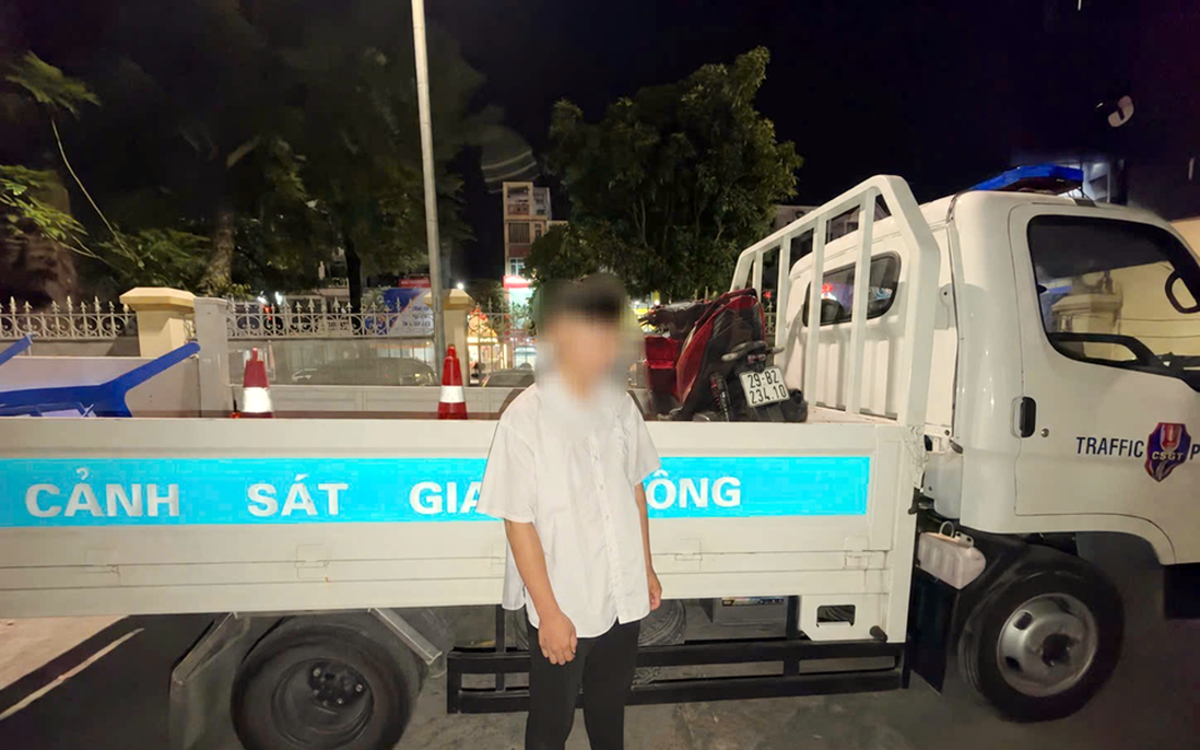 Tịch thu xe máy của nam sinh bốc đầu trên đường
