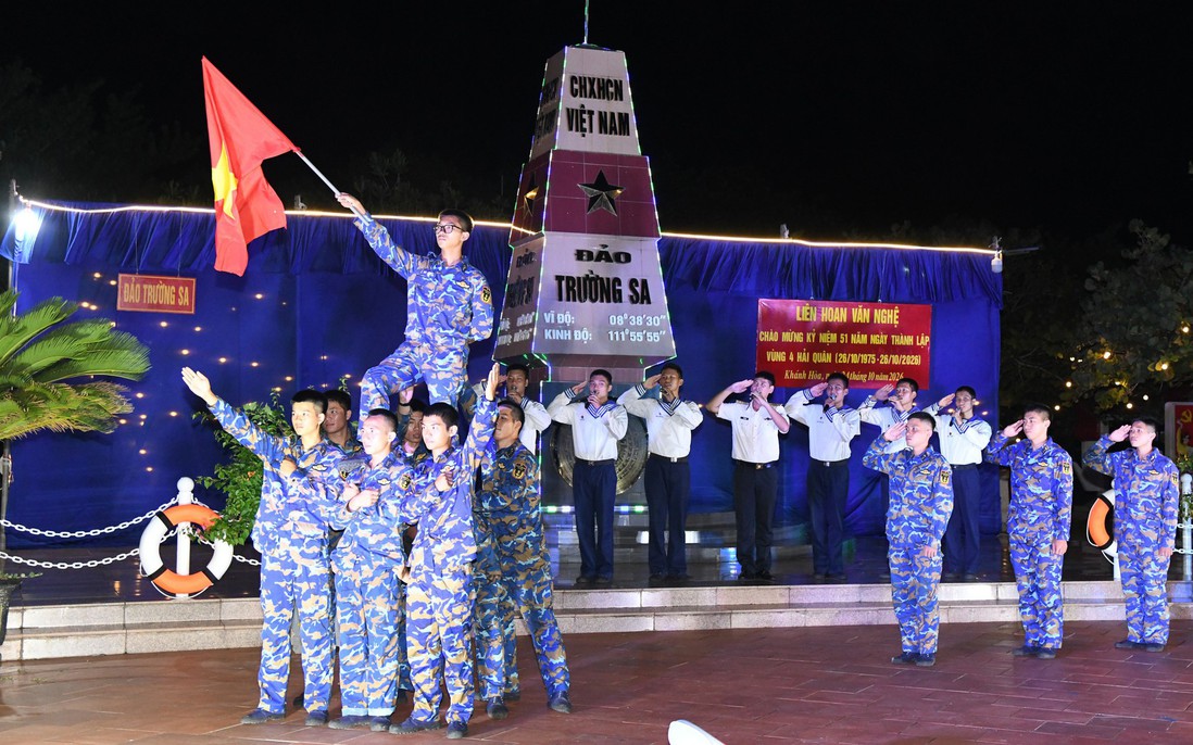 Tự hào truyền thống anh hùng của các thế hệ cán bộ, chiến sĩ Hải quân