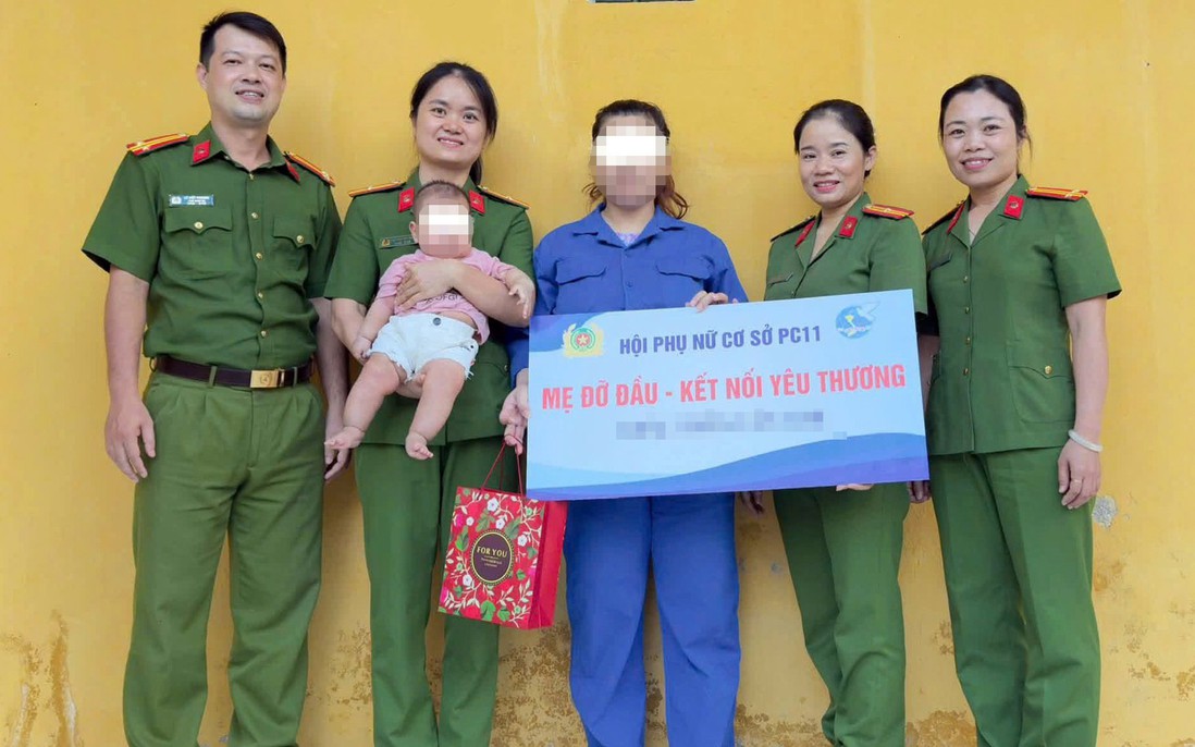 Hội Phụ nữ Trại tạm giam Công an TP Huế nhận đỡ đầu con của nữ bị can